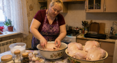 Курицу перед духовкой не мариную — сначала устраиваю ей «соляную ванну»: 4 часа, и грудка сочная до последнего волокна