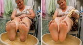 «Дубовые» пятки больше не тру до красноты: 3 ложки обычной крупы в тазик на 10 минут — и стали как у младенца