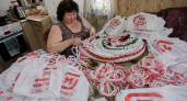 Как связать коврик из "мусора": пакеты из Магнита не выбрасываю, нарезаю и вяжу коврик для дачи, которому дождь нипочём