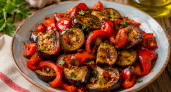 Готовлю его каждый сезон — обалденная вкуснятина: салат из баклажанов и перца, который стоит попробовать хотя бы раз — домашние в восторге
