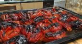 Перцы запекаю до черноты и пробиваю с овощами: получается болгарская «лютеница» — с хлебом улетает на ура