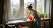 Пластиковый подоконник снова как новый: простые средства вытянут желтизну даже из убитого пластика