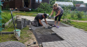 Плитку во дворе больше не кладу прямо на песок: у мастеров есть свой способ — дорожка не превращается в «гармошку» после зимы