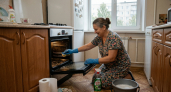 Духовку больше не оттираю часами: после мытья наношу тонкий защитный слой — жир снимается легче