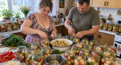 Картошку впервые складываю прямо в банку: лук, перец, чеснок и сутки в маринаде — получается хрусткая закуска, а не гарнир