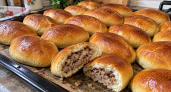 Найдена замена скучным пирожкам: пеку мясные «Катюшки» на сметане — без дрожжей и долгой возни