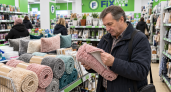 Скупаю плюшевые коврики из Fix Price, но на пол не кладу: 4 идеи, как превратить их в декор для спальни