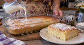 Пирог «4 ложки» пеку на раз-два: заливаю молоком, охлаждаю — и обычный корж превращается в «сливочный бархат»