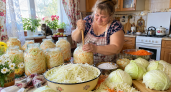 Капусту в сентябре шинкую не ради щей: один старый трюк — и через несколько дней в банке уже хрустящий «белый янтарь»