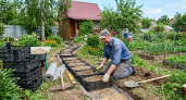 5 пластиковых ящиков и ведро песка: как сделать садовую дорожку, которая не боится грязи и дождя
