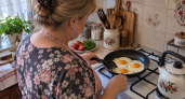 Не сало и не масло: вот на чём жарят яичницу опытные хозяйки — на вкус просто пальчики оближешь