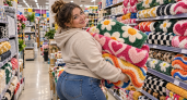 Скупаю в Fix Price «зефирные» коврики по 5 штук, но на пол не стелю: один трюк — и спальня выглядит как после капремонта