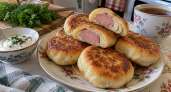 Макаю колбасу в кефирный кляр — и через 10 минут гора румяных пышек: сытный завтрак вкуснее сосисок в тесте