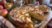Шарлотку из любых яблок пеку по рецепту Ивлева: пышная как облако, сочная внутри, а корочка хрустит на весь дом