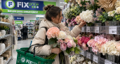Искусственные цветы из Fix Price тащу охапками — но не в вазу: собираю на зеркале «облако», и комната будто из дорогого салона