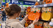 Тарелки-тыквы из Fix Price к столу не допускаю: собираю из них тёплые «фонарики» — вечером дом будто в октябрьской сказке