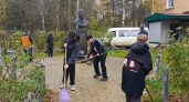 В ухтинском поселке школьники привели в порядок территорию у памятника Юрию Гагарину
