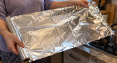 Куда класть фольгу — блестящей или матовой стороной к продукту? Расскажите маме и сами запомните