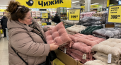 «Каретные» подушки из «Чижика» тащу по 5 штук — но на стулья не кладу: за вечер превращаю спальню в маленький будуар