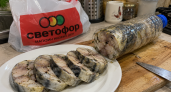 Беру обычную скумбрию из «Светофора» и пихаю в бутылку: утром режу шайбами как царскую закуску — на столе выглядит на миллион