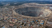 На карте России есть город с огромной дырой посреди домов: как живут люди рядом с гигантской воронкой