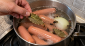 Добавляю это в воду - и сосиски в разы вкуснее: на кухне пахнет как в хот-дожной из 90-х