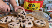 Кладу дешёвую курицу из «Светофора» и горсть чернослива в пластиковую бутылку — достаю царскую ветчину: нежнее суфле, колбаса отдыхает
