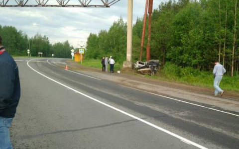 На трассе Сыктывкар-Ухта "Субару" влетела в опору теплотрассы: двое погибли (фото)