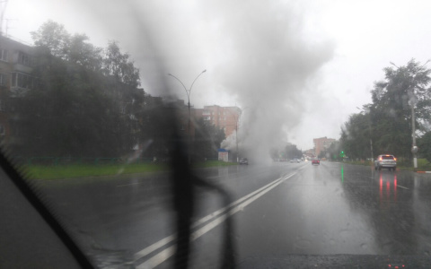 В ливень в Ухте загорелась автобусная остановка (видео)