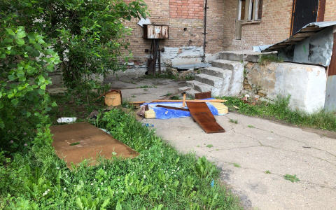 Соседи засняли, как ухтинец выбрасывает с балкона общежития старую мебель