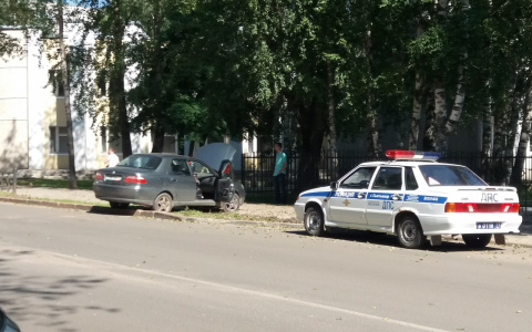 В Коми возле школы на тротуар вылетел автомобиль (фото)