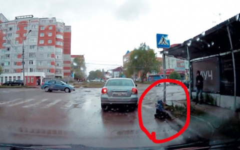 В Коми мальчик упал под колеса авто (видео)