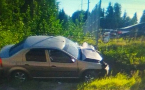 В ГИБДД рассказали подробности столкновения Renault со столбом в Сыктывкаре