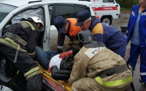 ДТП в Воркуте: водителя госпитализировала скорая