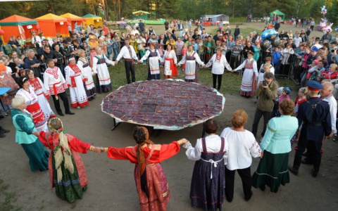 В Усть-Ухте на юбилейном "Сосногорье" приготовили огромную шаньгу