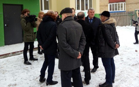 Ухтинские переселенцы о приезде Гапликова: "Наш дом с недостройками главе не показали"