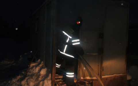 В Коми загорелся строительный балок с человеком внутри