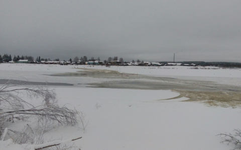 В Коми на стихийной переправе под лед провалилась "Ауди"