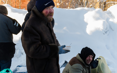 Ухтинские волонтеры кормят бездомных горячими обедами
