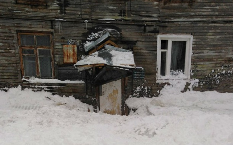 В Коми снежная глыба замуровала жителей дома