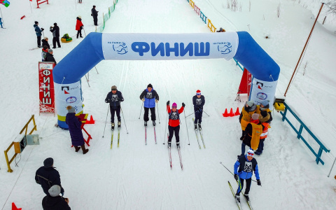 Жители Ухты дружно встали на лыжи: как прошла "Лыжня России" в 60 фото
