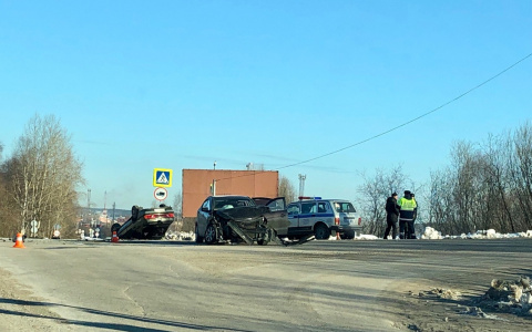В Сосногорске водитель ВАЗа вылетел на "красный" и перевернулся на крышу