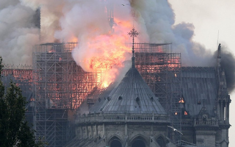 Собор Парижской Богоматери пережил страшный пожар