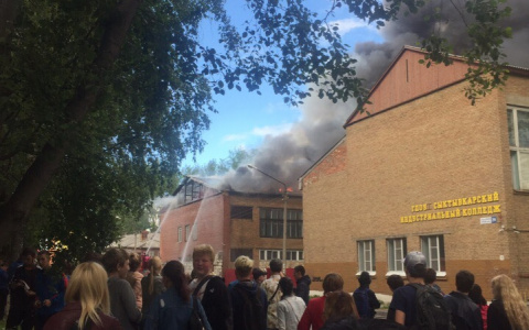 Появились фотографии пожара в Индустриальном колледже в столице Коми