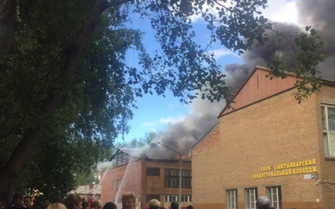 Крышу после пожара в Индустриальном колледже в Коми восстановят к сентябрю