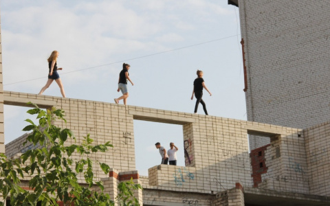 В Ухте дети бегают по крышам заброшенных зданий