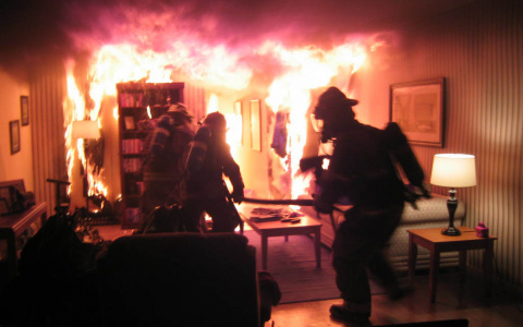 Ухтинские пожарные вывели четырех людей из горящей квартиры