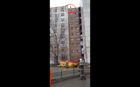 В Ухте мужчина хотел спрыгнуть с крыши общежития (видео)