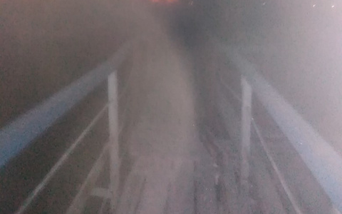 Сосногорские школьники идут домой по опасному мосту в кромешной тьме