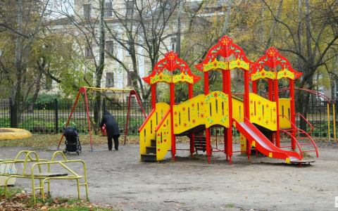 В Ухте на детских площадках нашли нарушения